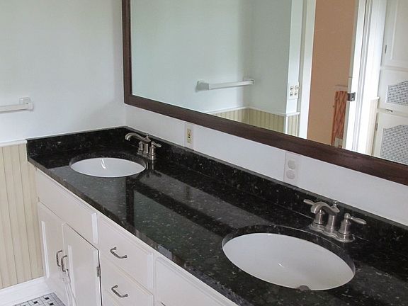 Upstairs Full bathroom