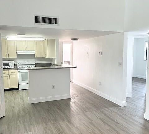 4th image of 9995 Nob Hill Ln #9995