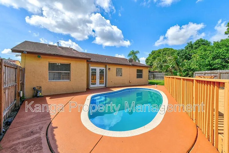 4 bed, 2.0 bath, 1670 sqft, $2,900 — Photo 2