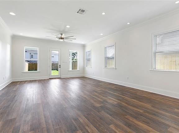 3rd image of 819 N Woodlawn Ave