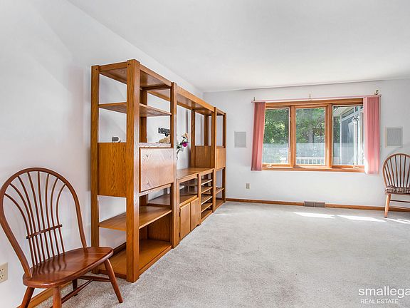 3rd image of 1025 Country Gdns NW