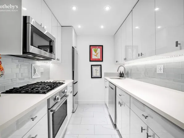 330 East 38th Street image 5 of 15