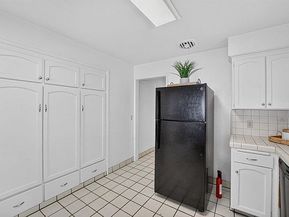 5th image of 838 Portola Dr