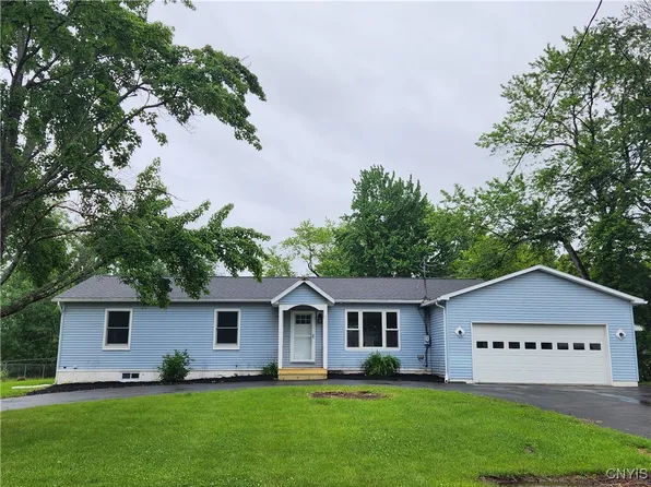 5900 Lathrop Dr, Cicero, NY 13039