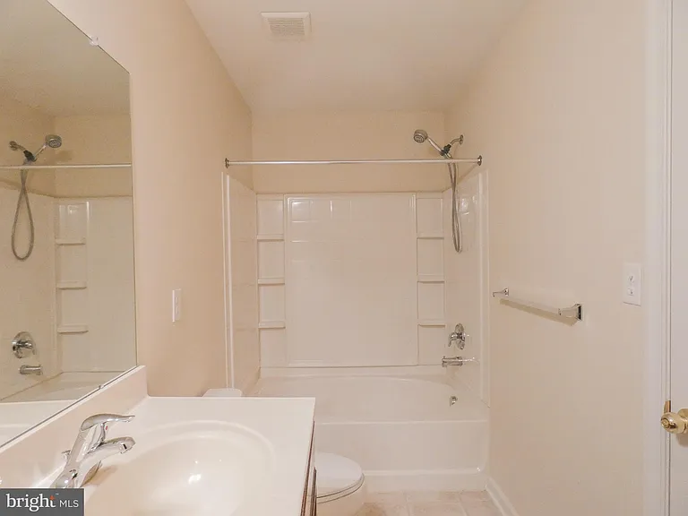 2105 Lexington Mews — Photo 48