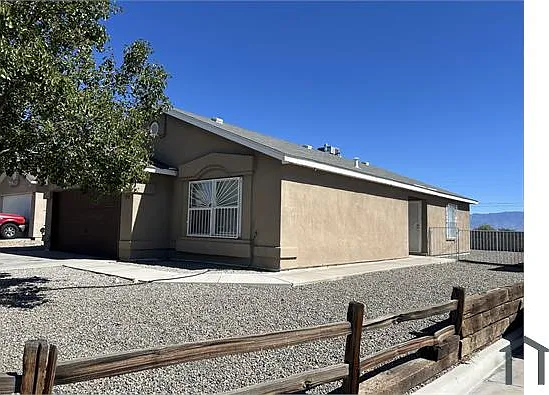 3 bed, 1360 sqft, $2,100 — Photo 2