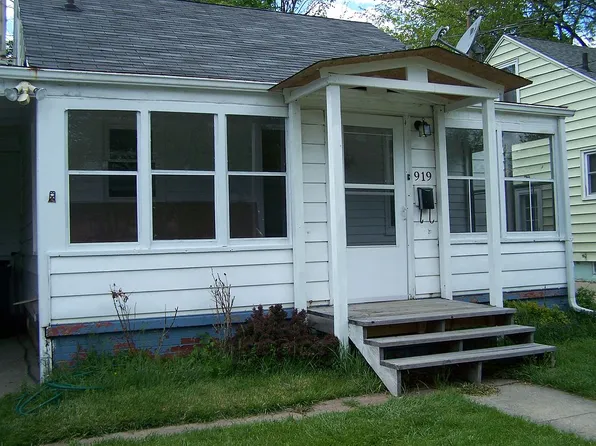 919 Comfort St, Lansing, MI 48915