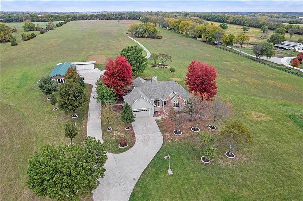 トップス house on the hill 90 24200 W 199th St, Spring Hill, KS 66083 | MLS #2579569 | Zillow
