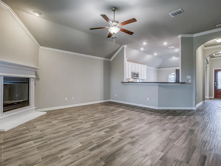 638 Devonshire Ln — Photo 16
