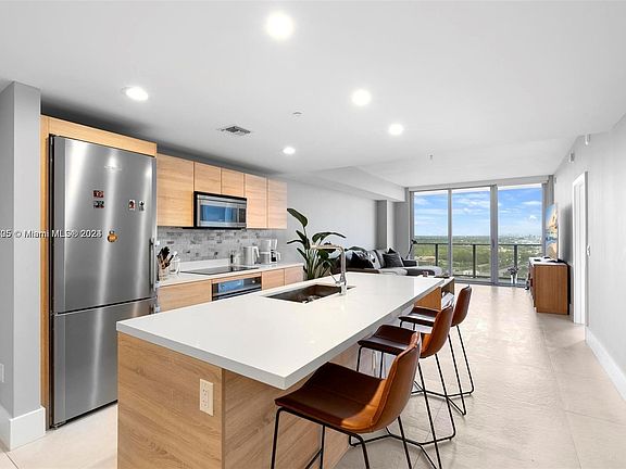 3rd image of 16385 Biscayne Blvd Unit 2703
