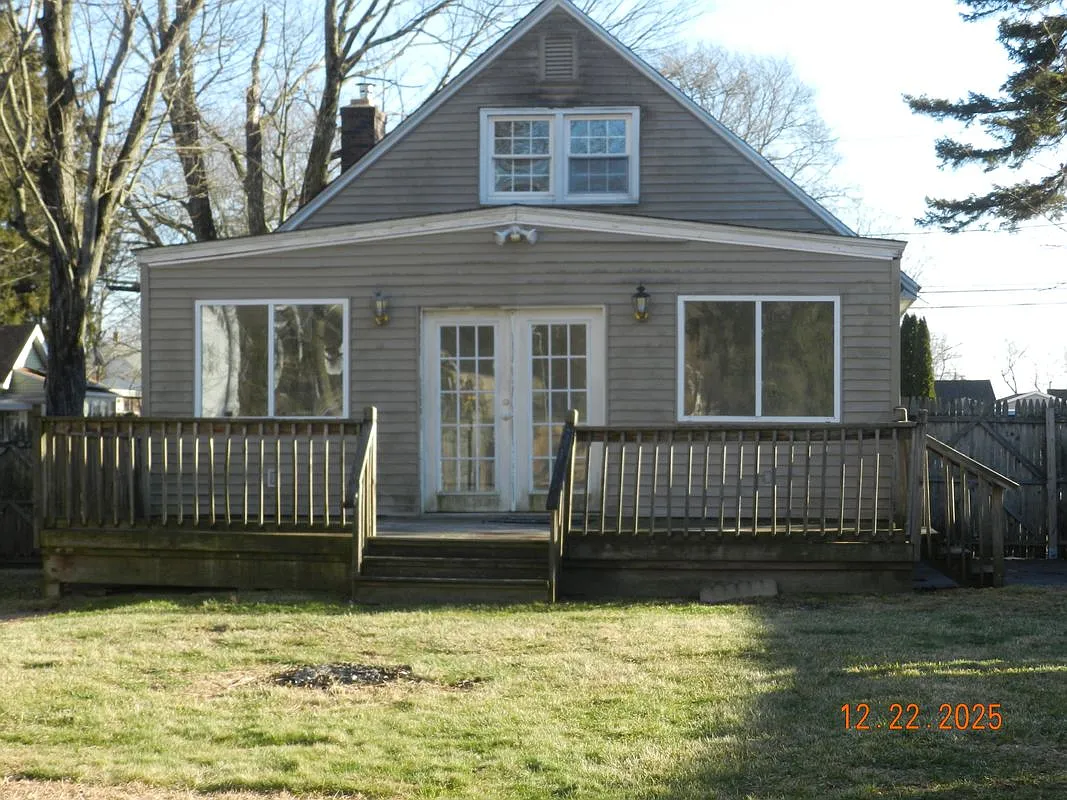Building Photo - 10 Poplar St