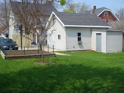 2nd image of 823 Aurora St