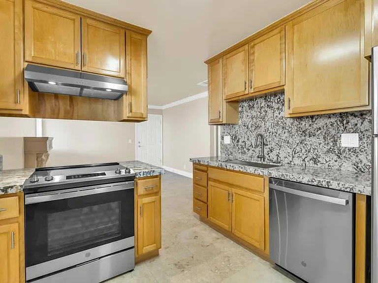 2418 V St #4 — Photo 1