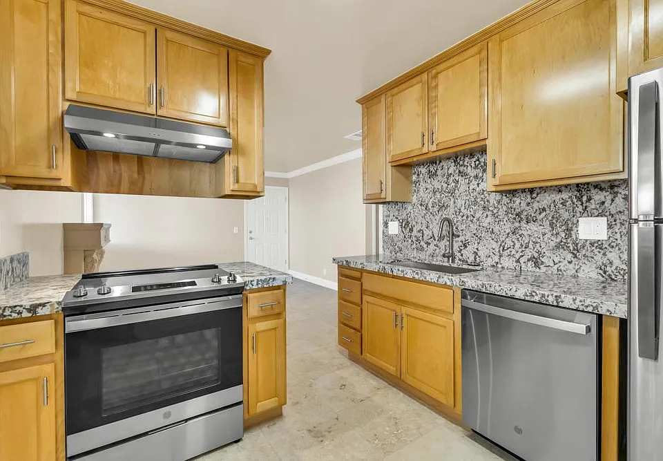 2418 V St #4