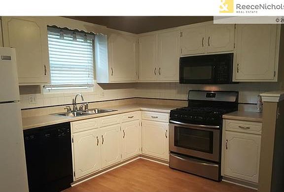 Nice kitchen.  Refrigerator stays