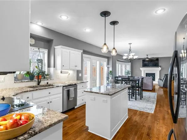 1327 Huntington Dr, Liberty, MO 64068