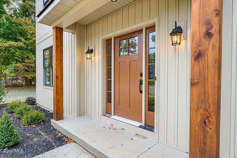 3rd image of 1737 Crescent Road