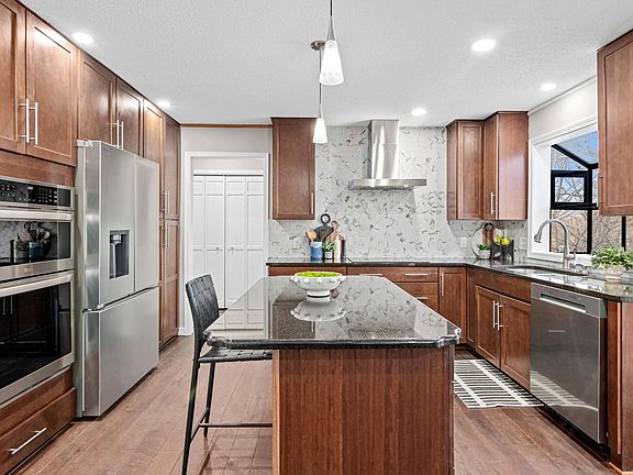 2nd image of 6981 Edgebrook Pl