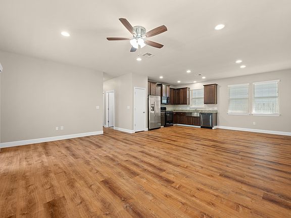 3rd image of 374 Triumph Rd