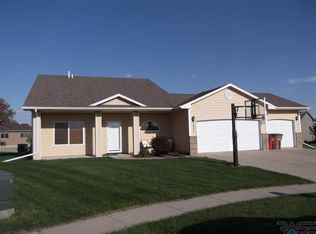 1005 Greyhawk Cir, Harrisburg, SD 57032