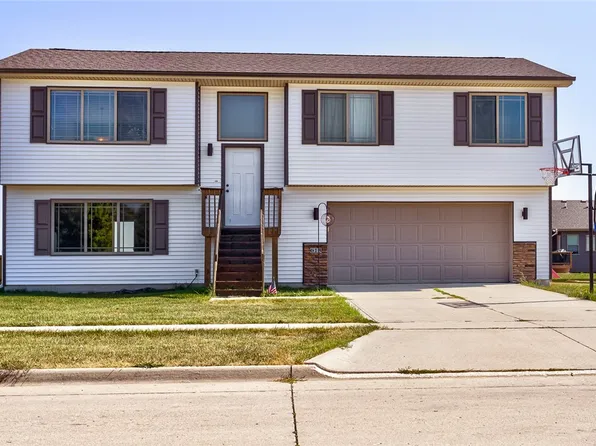 618 Meadow Brook Pl, Huxley, IA 50124