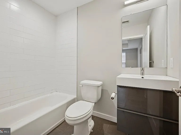 501-03 W Girard Ave #3 — Photo 5