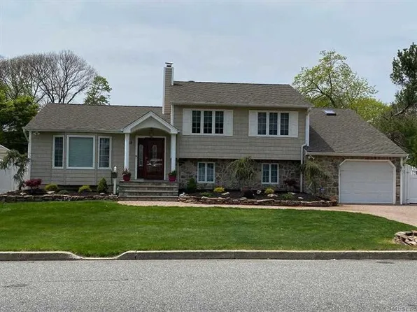 18 Princeton Ave, Smithtown, NY 11787