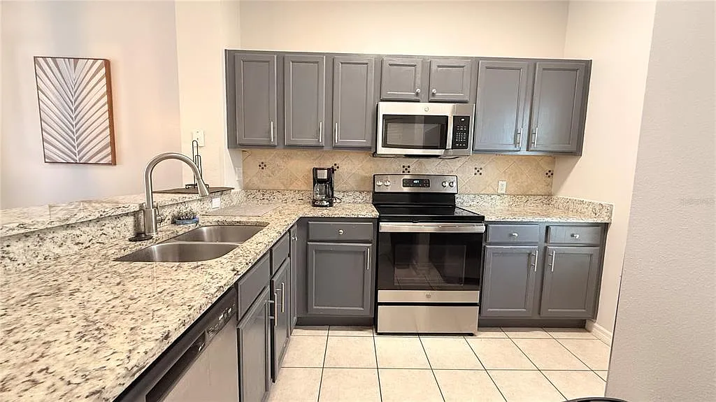 3 bed, 2.5 bath, 1295 sqft, $2,300 — Photo 2
