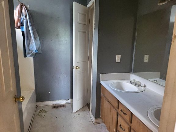 SPLIT SINKS AND FULL BATH