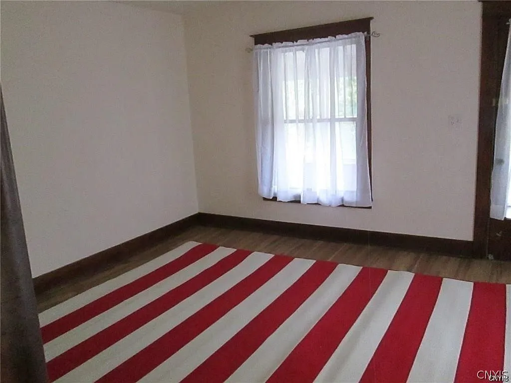 3 bed, 1.0 bath, 2040 sqft, $1,295 — Photo 4