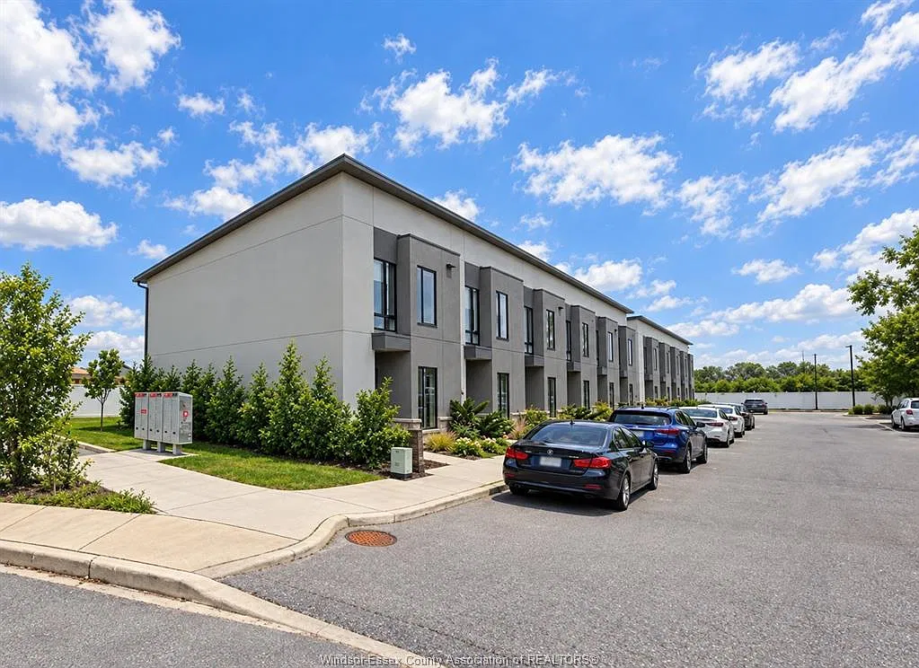 3 bed, $2,545 — Photo 1