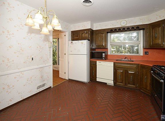5th image of 41 Kershner Pl