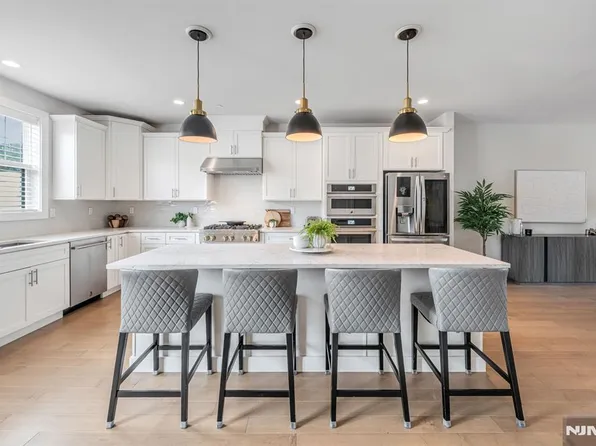 3 Cranberry Ln, Montvale, NJ 07645