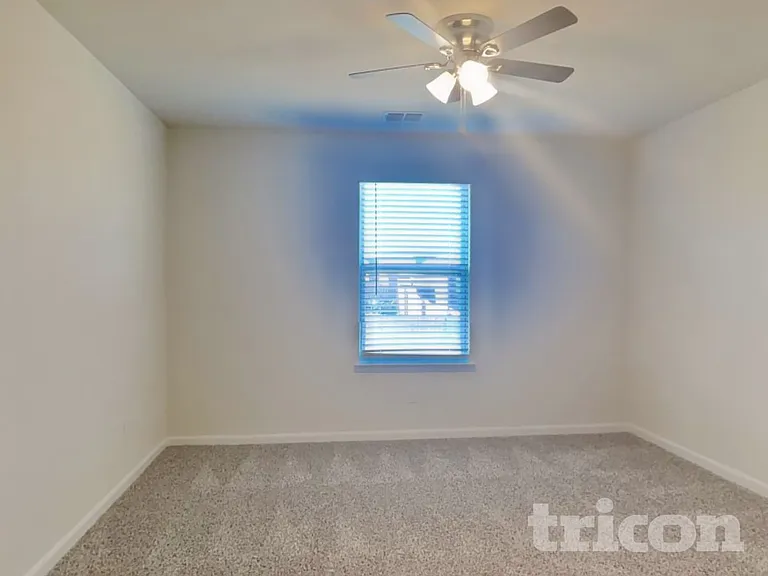 1933 Belmont Ln — Photo 13