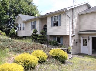 609 Clearview Dr, Long Pond, PA 18334