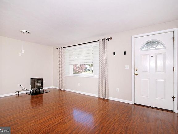 5th image of 1634 Elm St