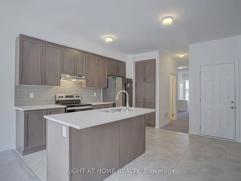 2038 Cameron Lott Cres — Photo 4