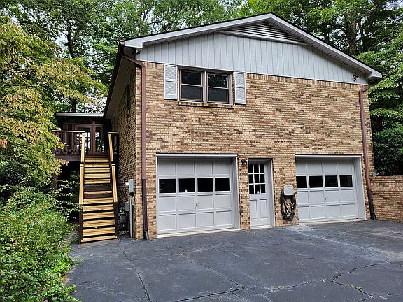 3rd image of 303 Rosewood Ln