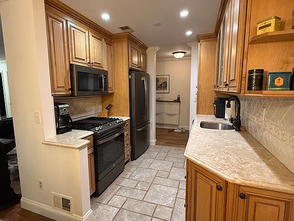 4th image of 155 Indian Hollow Ct