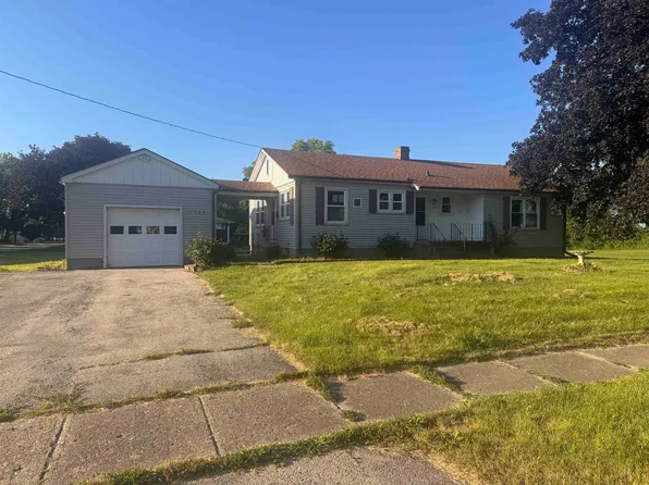 203 E 2nd St, Genoa, IL 60135