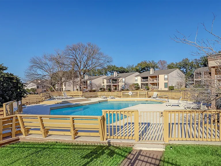 112 Harbour Town Dr — Photo 38