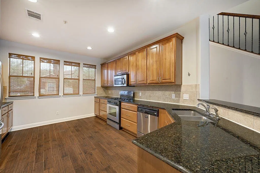 3 bed, 2.5 bath, 1967 sqft, $2,850 — Photo 3