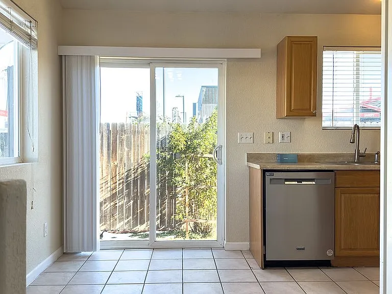 3033 W Custer Pl — Photo 6
