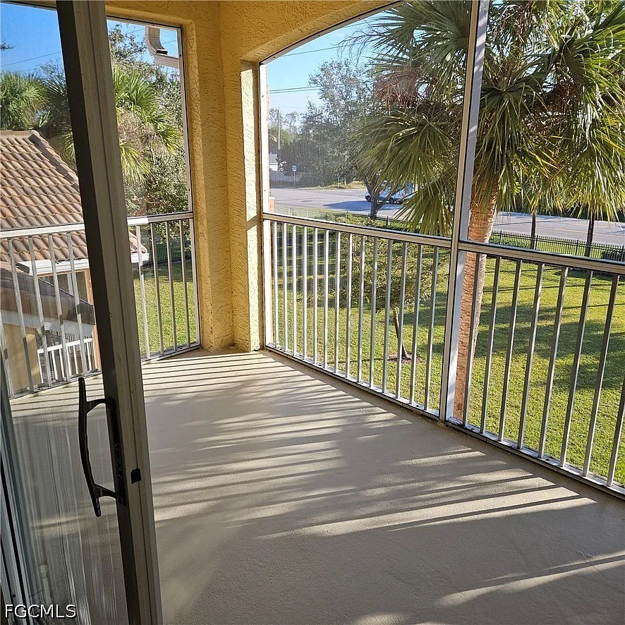 1 bed, 1.0 bath, 929 sqft, $1,295 — Photo 3