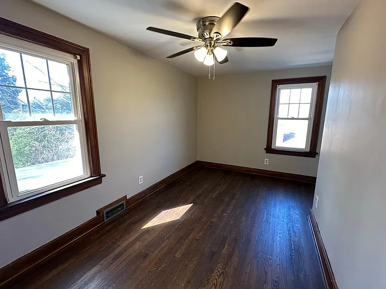 700 Iona Ave — Photo 16