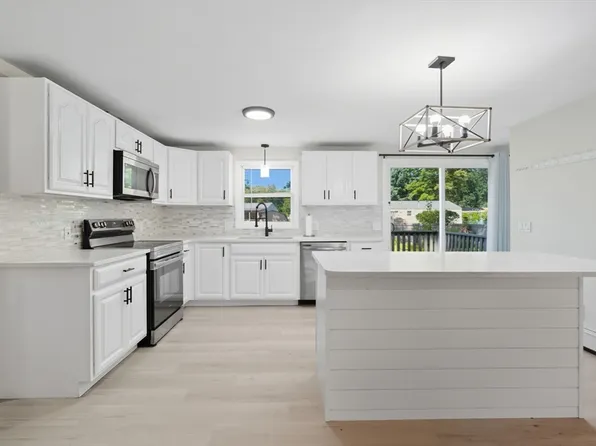 26 Portulaca Dr, Springfield, MA 01129