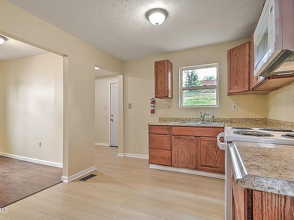 4th image of 2609 Bloomingdale Rd