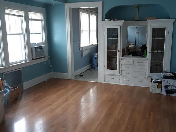 3rd image of 4427 N Oakland Ave