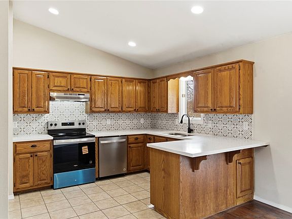 3rd image of 32 Quantock Hills Dr