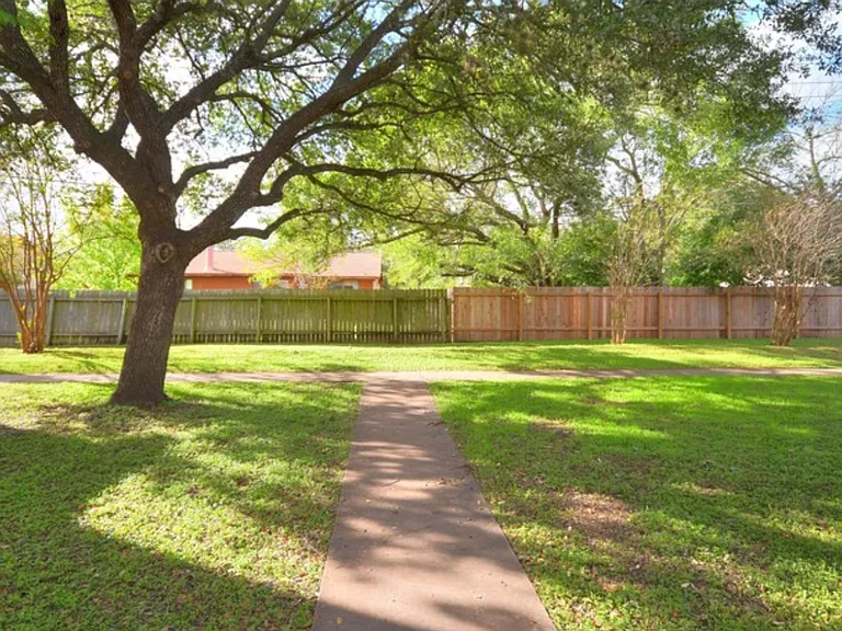 6102 Hill Forest Dr — Photo 10